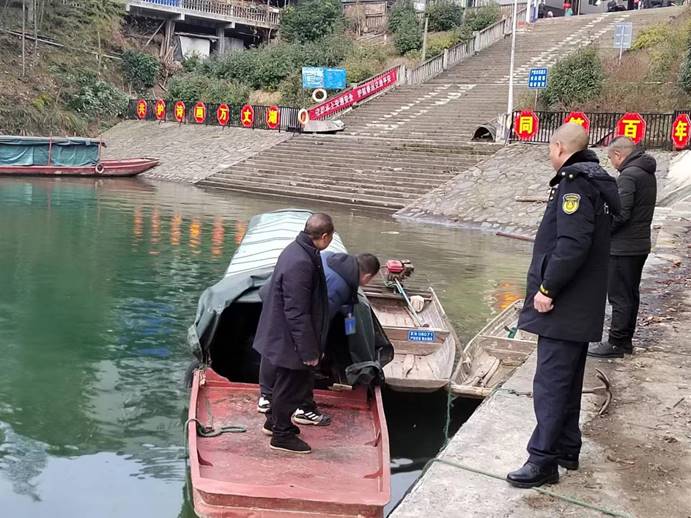 春運第一天，芷江水運事務中心執(zhí)法人員去碧涌大垅進行安全巡查，確保水上交通安全！ (4)